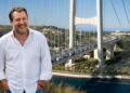 Matteo Salvini e il render del Ponte sullo Stretto
