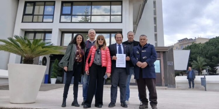 Antonio Piserà e i sottoscrittori della proposta di referendum