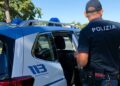 Un poliziotto e una volante della Polizia di Stato