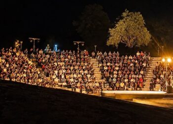 Il pubblico a Torre Marrana a Ricadi durante una serata di teatro