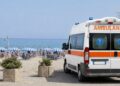 Una ambulanza in spiaggia d'estate