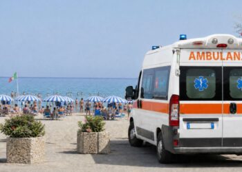 Una ambulanza in spiaggia d'estate