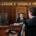 Un avvocato con la toga di fronte a un giudice durante un processo in un'aula di tribunale
