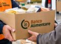 La consegna dei pacchi con i beni di prima necessità del Banco Alimentare