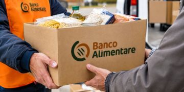 La consegna dei pacchi con i beni di prima necessità del Banco Alimentare