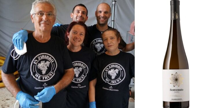 Giovanni Celeste Benvenuto, il primo da destra in seconda fila, insieme al suo team