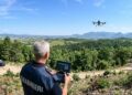 I carabinieri forestali mentre utilizzano un drone sorvolando una zona boschiva