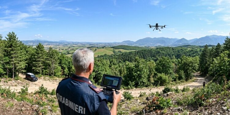 I carabinieri forestali mentre utilizzano un drone sorvolando una zona boschiva
