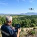 I carabinieri forestali mentre utilizzano un drone sorvolando una zona boschiva