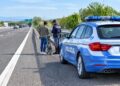 Ciclista fermato in bicicletta in autostrada