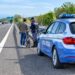 Ciclista fermato in bicicletta in autostrada
