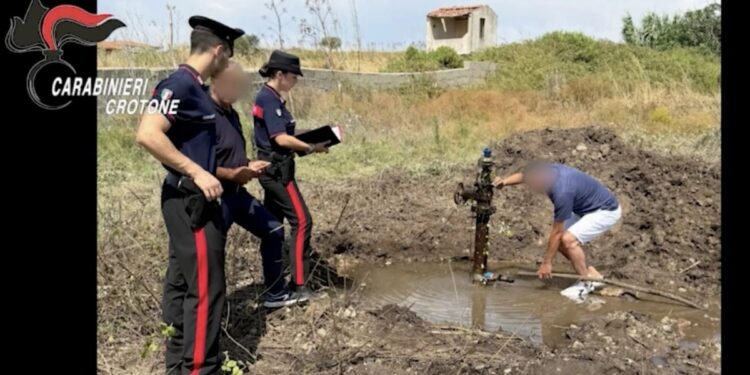 I controlli dei carabinieri per l'individuazione degli allacci abusivi nel Crotonese