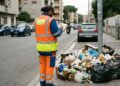 Controlli sui rifiuti indifferenziati e un operatore che annota per infliggere una sanzione
