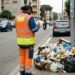 Controlli sui rifiuti indifferenziati e un operatore che annota per infliggere una sanzione