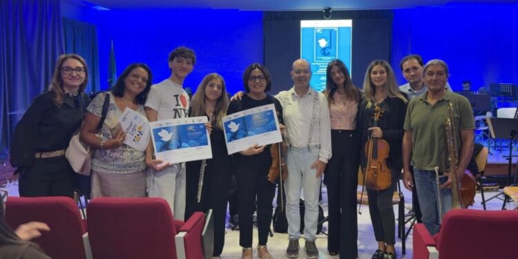 I referenti della Dante di Tropea e gli studenti e i docenti del liceo Capialbi di Vibo Valentia