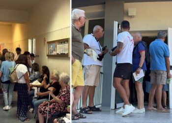 Gente in attesa al laboratorio analisi dell'ospedale di Tropea
