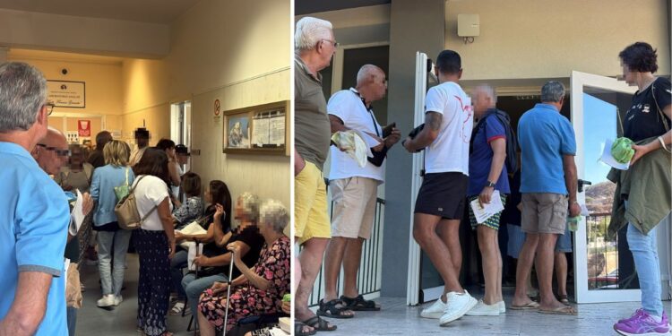Gente in attesa al laboratorio analisi dell'ospedale di Tropea