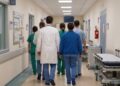 Medici e infermieri in corsia in ospedale