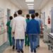 Medici e infermieri in corsia in ospedale