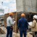 Operai e tecnici su un cantiere