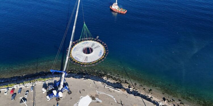 La piattaforma di Geodis durante l'installazione in Calabria