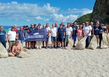 I volontari impegnati nell'iniziativa di Plastic Free a Palmi