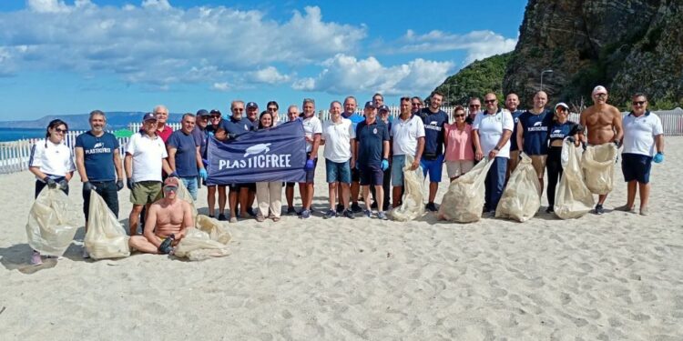 I volontari impegnati nell'iniziativa di Plastic Free a Palmi