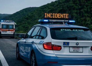 La Polizia Stradale e un'ambulanza sul luogo di un incidente