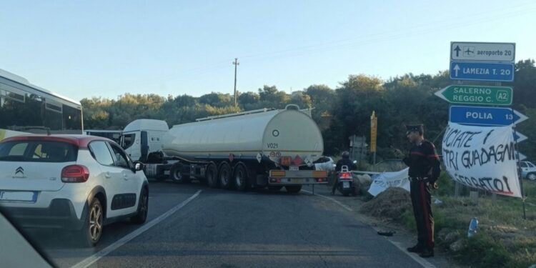 La protesta per i rincari allo svincolo di Pizzo sulla A2
