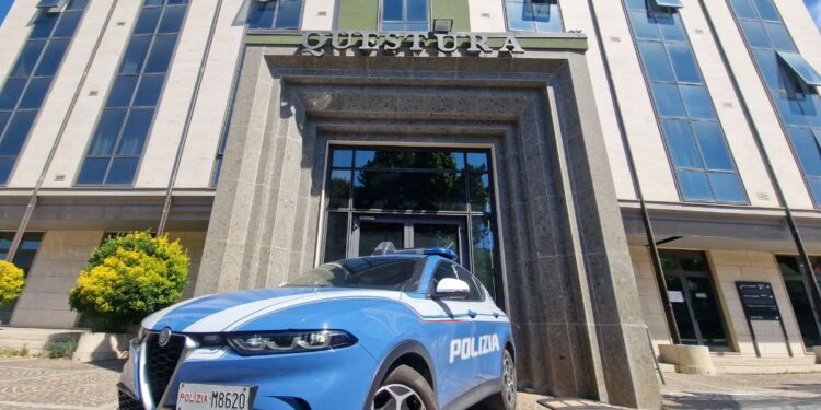 La Questura di Vibo Valentia e una pattuglia della Polizia di Stato