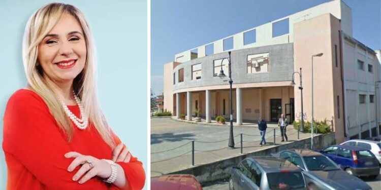 Simona Scarcella, sindaco di Gioia Tauro, e il Municipio