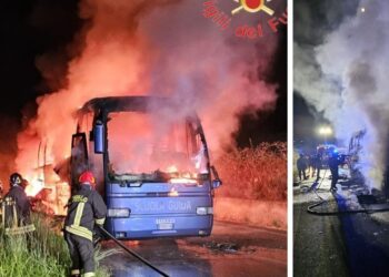 Vigili del Fuoco a lavoro per spegnere l'incendio del bus