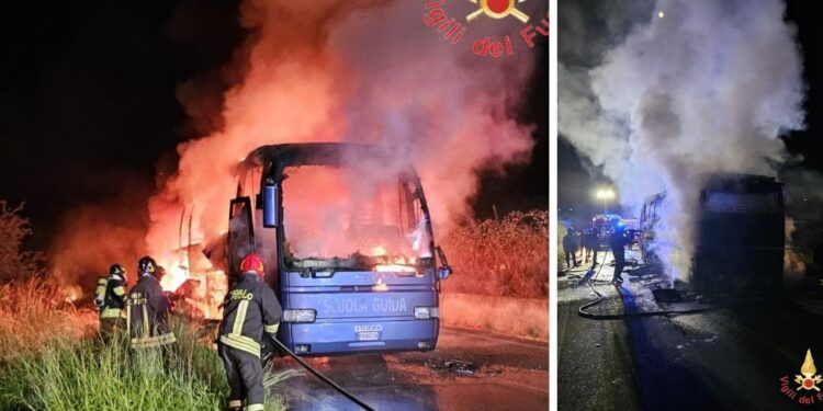 Vigili del Fuoco a lavoro per spegnere l'incendio del bus