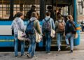 Alcuni studenti intenti a prendere l'autobus per raggiungere la scuola