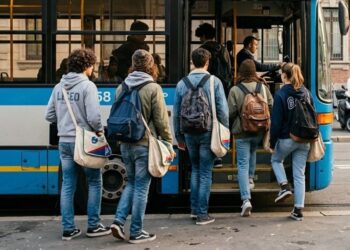Alcuni studenti intenti a prendere l'autobus per raggiungere la scuola
