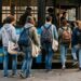 Alcuni studenti intenti a prendere l'autobus per raggiungere la scuola