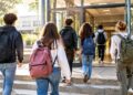 Gli studenti entrano a scuola