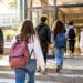 Gli studenti entrano a scuola