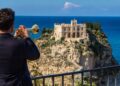 Un trombettista jazz di fronte al Santuario della Madonna dell'Isola di Tropea