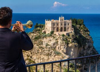 Un trombettista jazz di fronte al Santuario della Madonna dell'Isola di Tropea