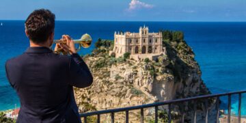 Un trombettista jazz di fronte al Santuario della Madonna dell'Isola di Tropea