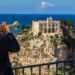 Un trombettista jazz di fronte al Santuario della Madonna dell'Isola di Tropea