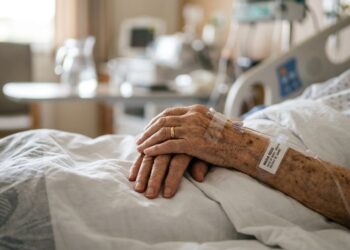 Un'anziana ricoverata in ospedale