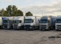Autotrasporti, tir e camion in un parcheggio