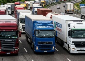 Autotrasporti, camion fermi in strada