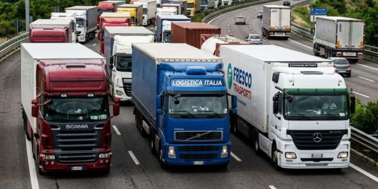 Autotrasporti, camion fermi in strada