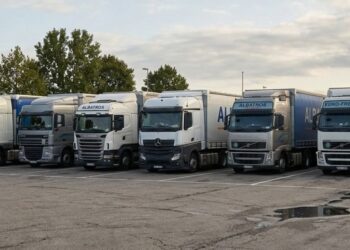 Autotrasporti, tir e camion in un parcheggio