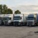 Autotrasporti, tir e camion in un parcheggio