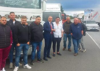 Il presidente Franco Barbalace con gli autotrasportatori al presidio di protesta