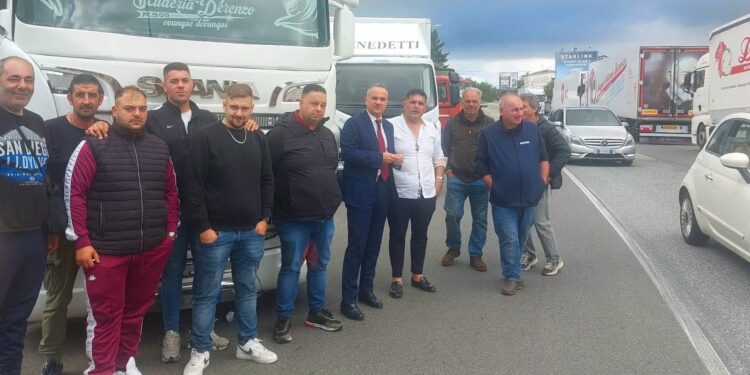 Il presidente Franco Barbalace con gli autotrasportatori al presidio di protesta